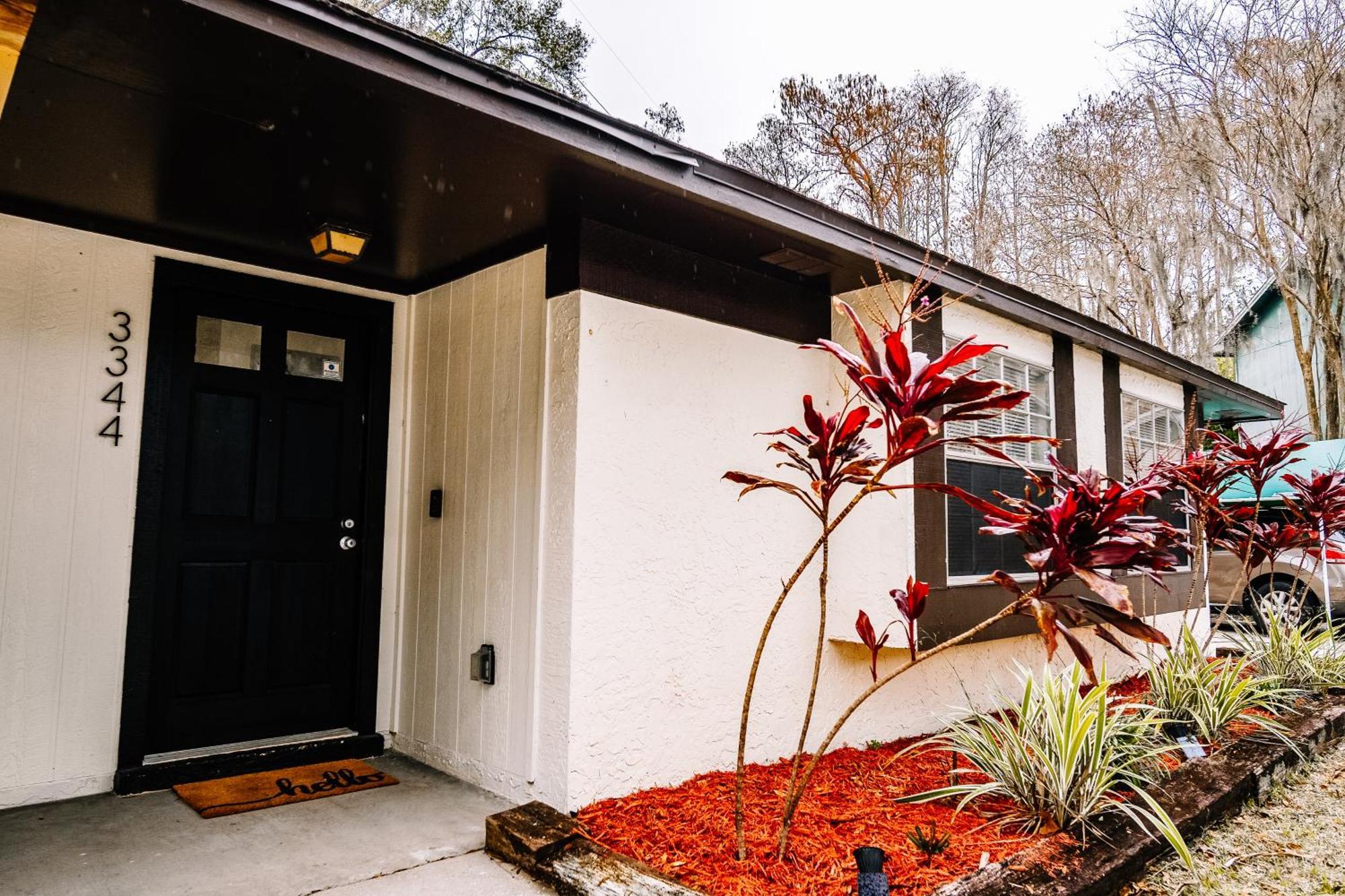 Charm Retreat Modern Haven In Great Location Villa Lutz Exterior photo